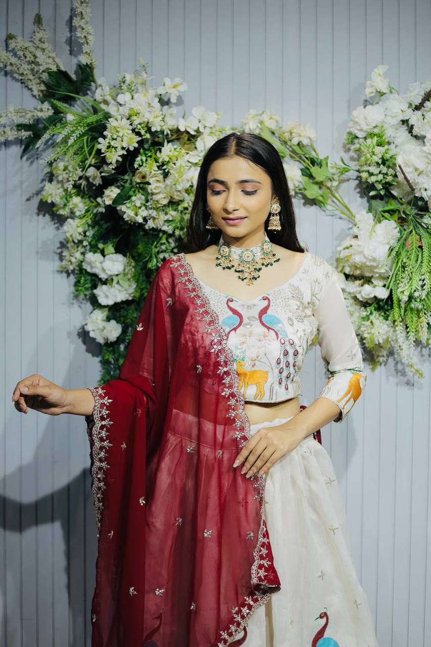 *Designer Embroidered Lahenga Choli Presenting