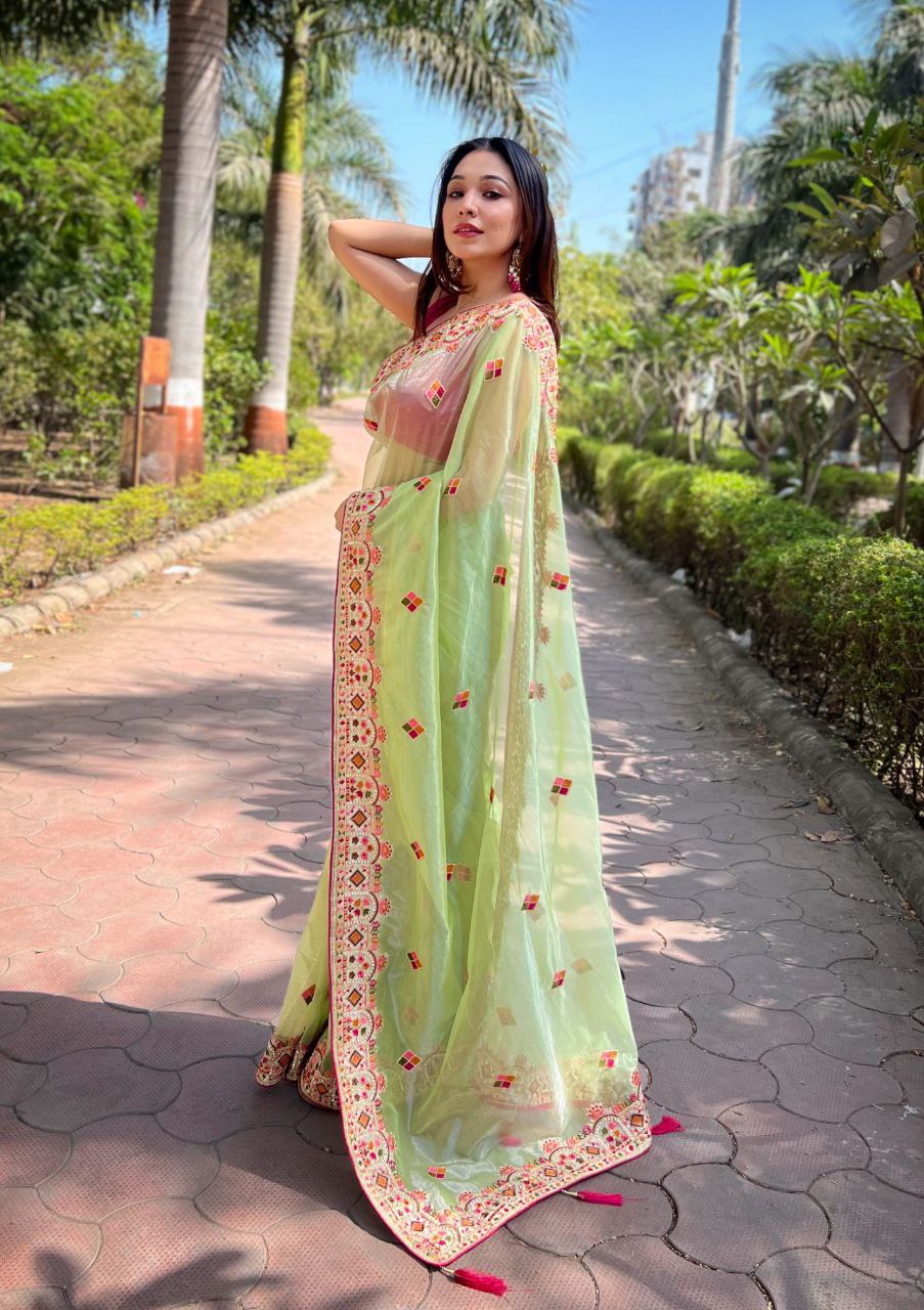 *🪡 Evergreen and Most Demanding Saree Design*